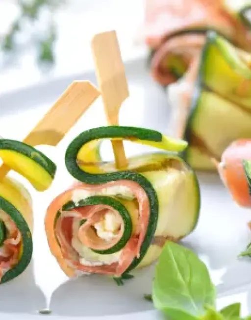 Ricetta: Rotolini di zucchine con crudo e robiola